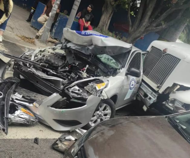 Pipa de agua provoca choque múltiple en Cdmx Pipa de agua provoca choque múltiple en Cdmx