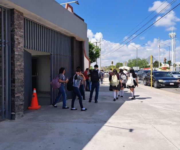 Arriban cientos de alumnos al CETIS Arriban cientos de alumnos al CETIS