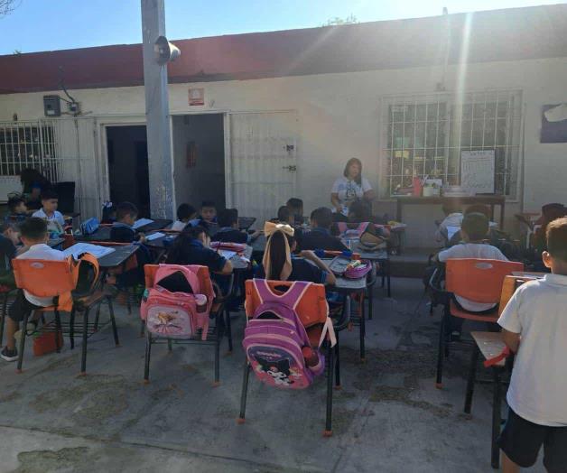 Alumnos toman clases afuera por apag&oacute;n en Reynosa