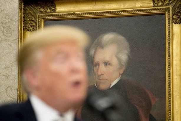 Símbolos presidenciales Trump con retrato de Jackson