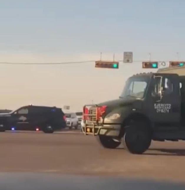 Sorprenden camiones de Sedena escoltados por Troopers en Texas Sorprenden camiones de Sedena escoltados por Troopers en Texas