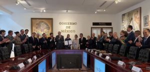 Sheinbaum acuerda con gasolineros mantener precio único de la gasolina