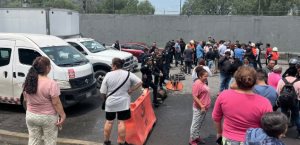 Manifestantes bloquean Calzada Ignacio Zaragoza por incumplimiento de pago