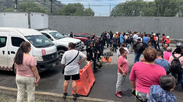 Manifestantes bloquean Calzada Ignacio Zaragoza por incumplimiento de pago Manifestantes bloquean Calzada Ignacio Zaragoza por incumplimiento de pago