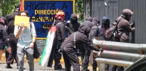 Encapuchados vandalizan Torre de Rectoría de la UNAM