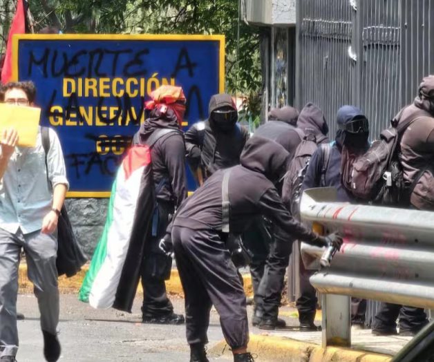 Encapuchados vandalizan Torre de Rectoría de la UNAM Encapuchados vandalizan Torre de Rectoría de la UNAM