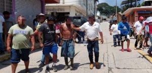 Pobladores exhiben a hombre por agredir a estudiante en Oaxaca