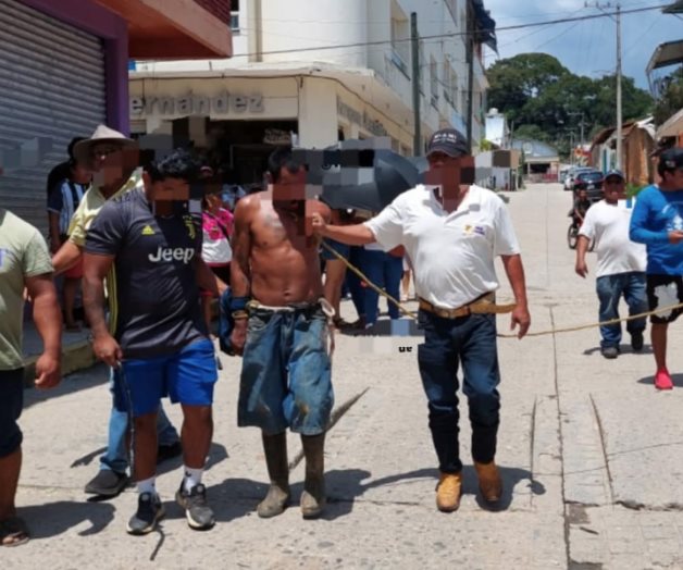 Pobladores exhiben a hombre por agredir a estudiante en Oaxaca