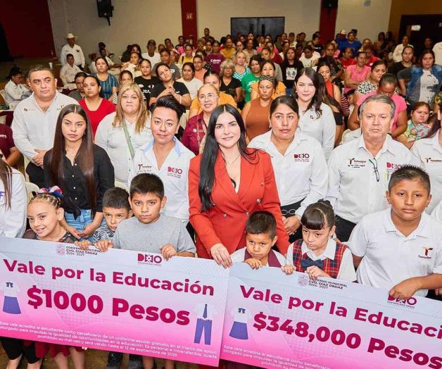 Entrega alcaldesa 300 Vales por la Educación Entrega alcaldesa 300 Vales por la Educación