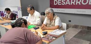 Entregan las tarjetas de  pensión a beneficiarios