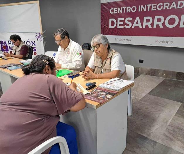 Entregan las tarjetas de  pensi&oacute;n a beneficiarios