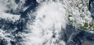 Se intensifica Lorena a huracán Categoría 1