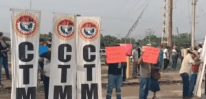 Integrantes de la CTM protestan en refinería de Salina Cruz, Oaxaca
