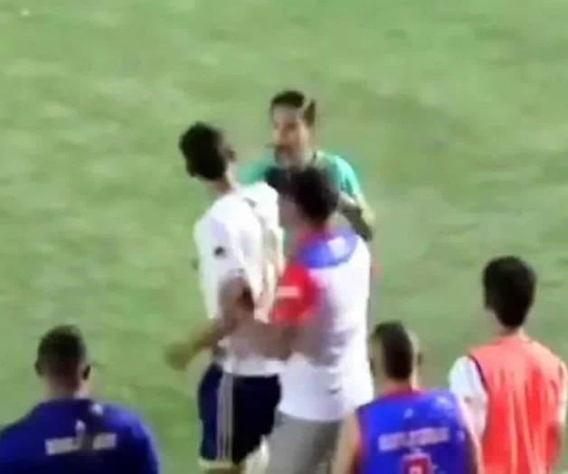 Jugador golpea árbitra durante partido en Colombia Jugador golpea árbitra durante partido en Colombia