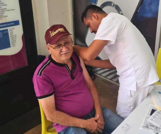 Establecen m&oacute;dulos de vacunaci&oacute;n en comercios