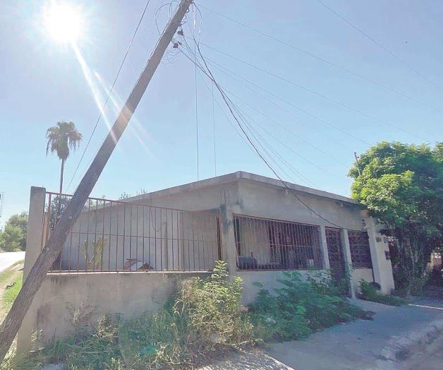 Denuncian poste que est&aacute; a punto de caer