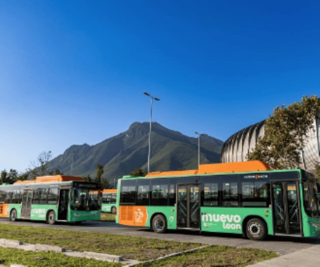 Samuel García entrega 140 nuevas unidades de transporte público Samuel García entrega 140 nuevas unidades de transporte público