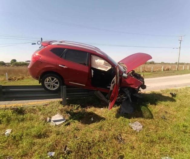 Se estrella contra viga de contención Se estrella contra viga de contención