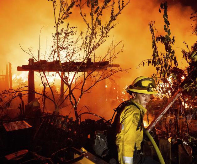 Incendio forestal arrasa histórico pueblo minero
