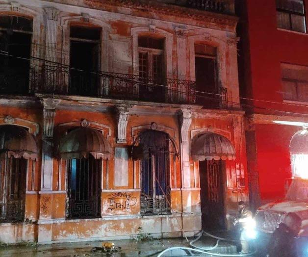 Incendio consume un edificio en el sur