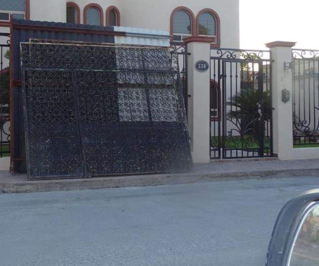 Temen accidente por portón suelto Temen accidente por portón suelto