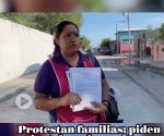 Protestan familias; piden reinstalar a la profesora