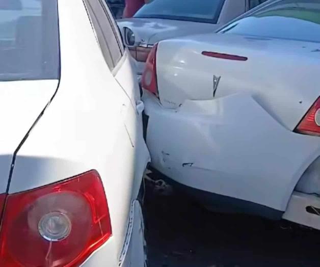 Impacta vehículo contra 3 unidades estacionadas Impacta vehículo contra 3 unidades estacionadas