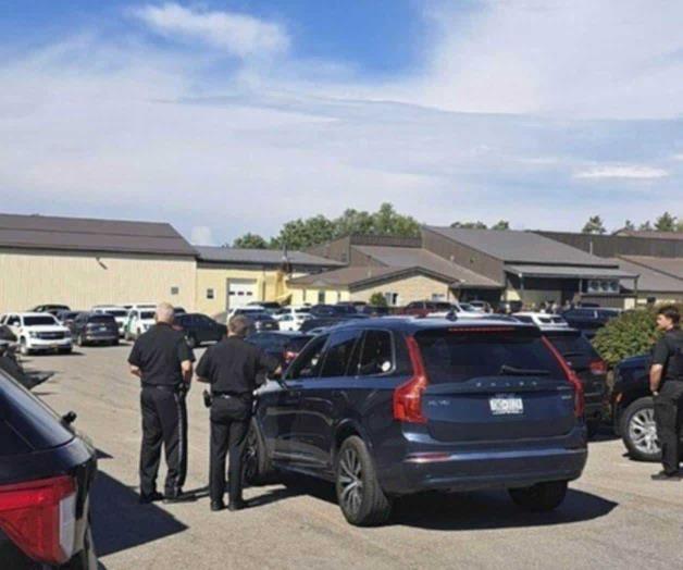 Agentes migratorios federales detienen a decenas de trabajadores en fábrica de Nueva York Agentes migratorios federales detienen a decenas de trabajadores en fábrica de Nueva York