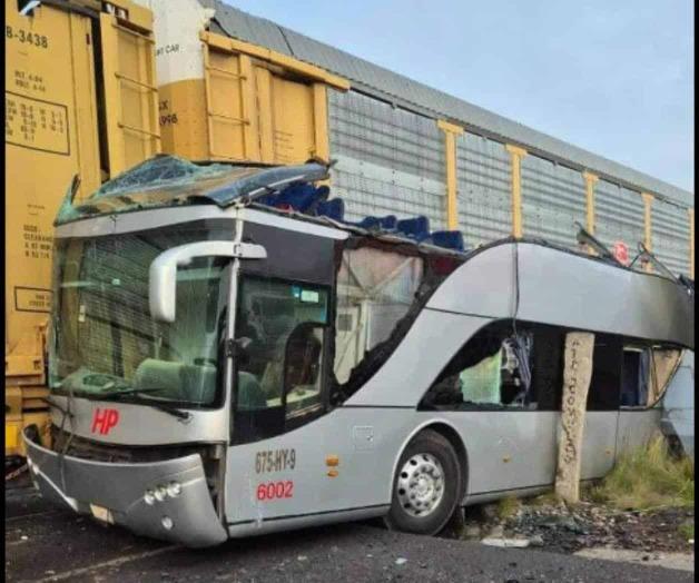 Al menos 8 muertos y 45 heridos en choque entre ferrocarril y autobús en el centro de México Al menos 8 muertos y 45 heridos en choque entre ferrocarril y autobús en el centro de México