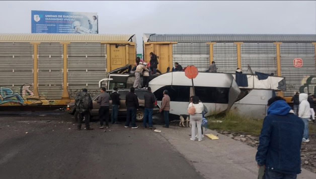 Al menos 8 muertos y 45 heridos en choque entre ferrocarril y autobús en el centro de México Al menos 8 muertos y 45 heridos en choque entre ferrocarril y autobús en el centro de México