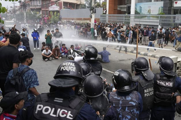 Primer ministro de Nepal renuncia en medio de protestas contra el gobierno y la corrupción Primer ministro de Nepal renuncia en medio de protestas contra el gobierno y la corrupción