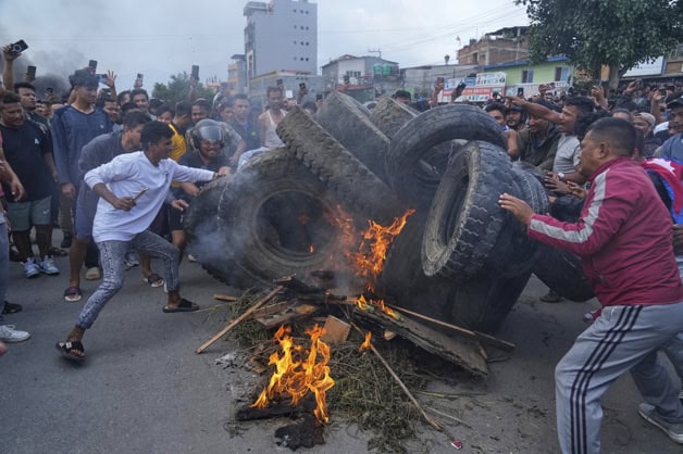 Manifestantes incendian edificios en Nepal durante protesta contra prohibición de redes sociales Manifestantes incendian edificios en Nepal durante protesta contra prohibición de redes sociales