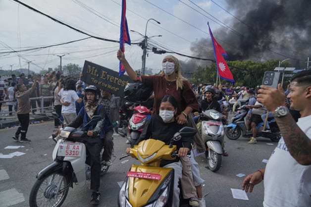 Manifestantes incendian edificios en Nepal durante protesta contra prohibición de redes sociales Manifestantes incendian edificios en Nepal durante protesta contra prohibición de redes sociales