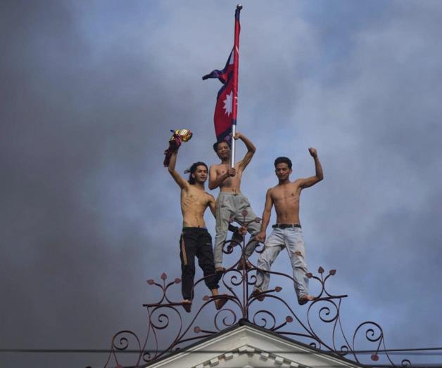 Manifestantes incendian edificios en Nepal durante protesta contra prohibición de redes sociales Manifestantes incendian edificios en Nepal durante protesta contra prohibición de redes sociales