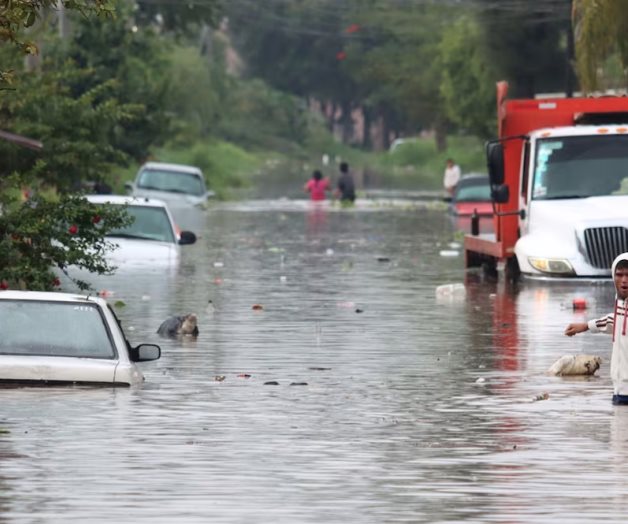 Desbordamiento del Arroyo Seco provoca colapso vial y usuarios varados en Jalisco