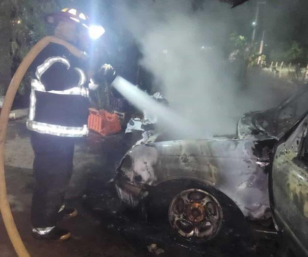 Se incendia camioneta en la madrugada Se incendia camioneta en la madrugada