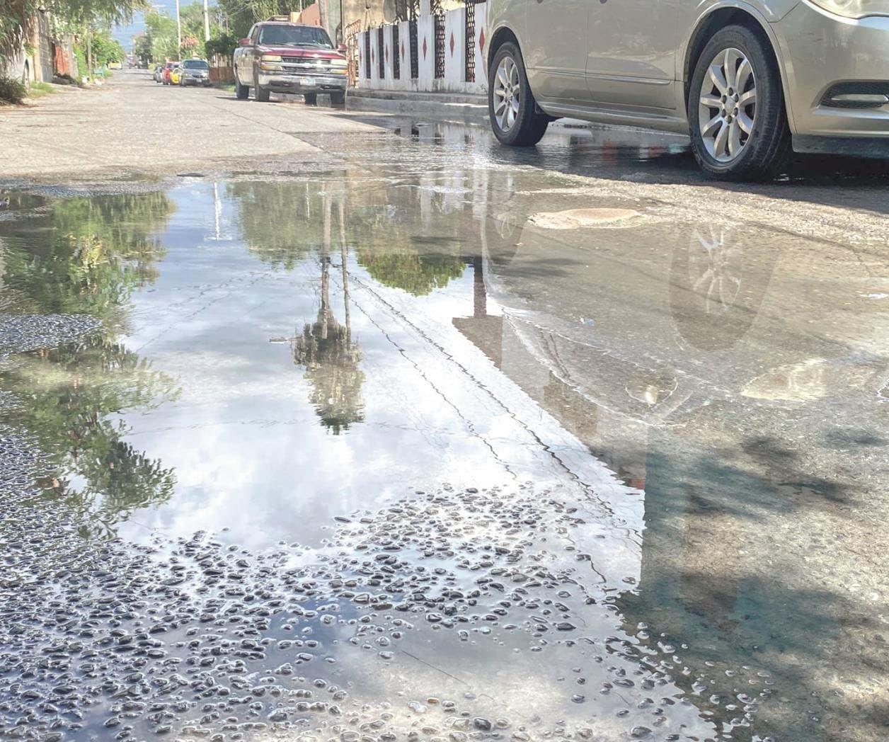 Fuga de aguas negras causa encharcamientos