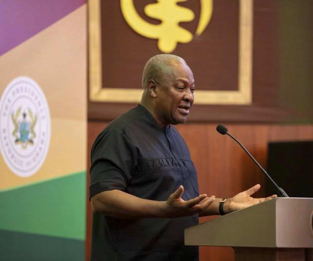 EEUU mantuvo a migrantes africanos en camisa de fuerza durante vuelo a Ghana, dice demanda EEUU mantuvo a migrantes africanos en camisa de fuerza durante vuelo a Ghana, dice demanda