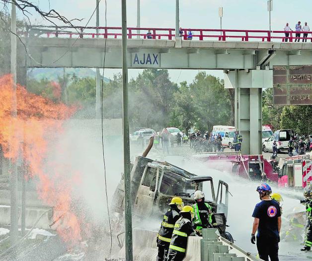 Apuntan que pipa volcó por exceso de velocidad Apuntan que pipa volcó por exceso de velocidad