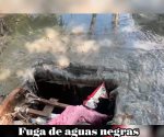 Fuga de aguas negras causa encharcamientos