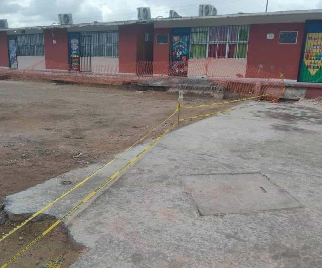 Estudian alumnos en obra en construcción Estudian alumnos en obra en construcción