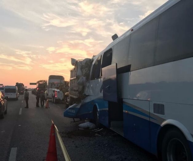 Tragedia en la carretera Mérida-Campeche: 15 fallecidos en choque múltiple Tragedia en la carretera Mérida-Campeche: 15 fallecidos en choque múltiple