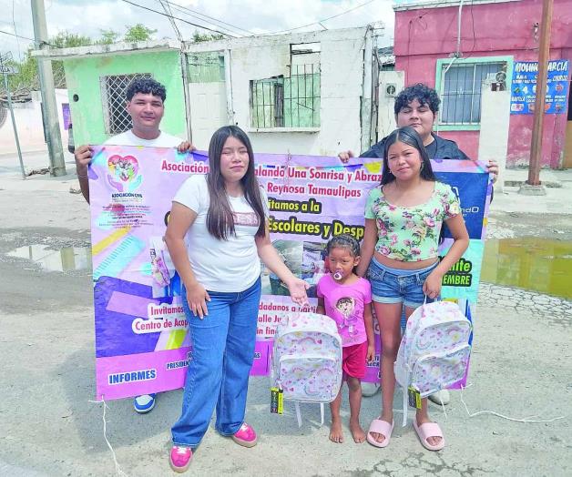 Realizan servicio social en Regalando Sonrisas Realizan servicio social en Regalando Sonrisas