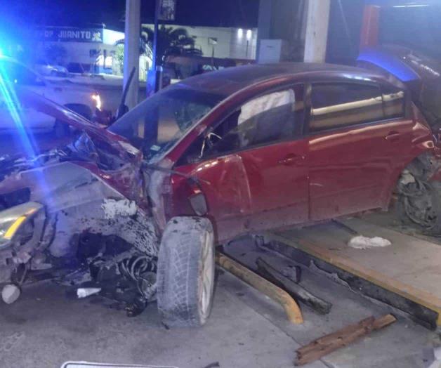 Huye pareja luego de fuerte choque Huye pareja luego de fuerte choque