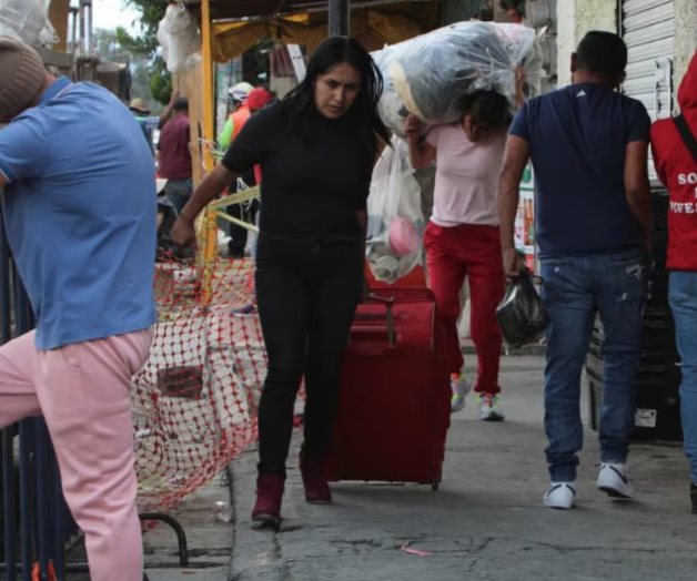 Evacuación de familia frente al socavón en Iztapalapa Evacuación de familia frente al socavón en Iztapalapa