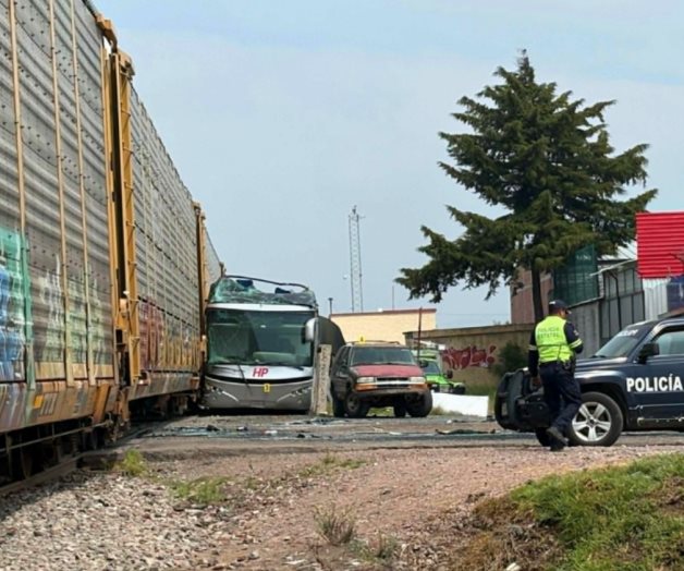 Tr&aacute;gico accidente entre autob&uacute;s y tren en Toluca deja 10 v&iacute;ctimas fatales