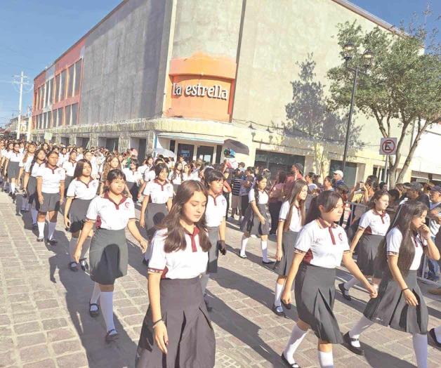 Emotivo desfile cívico-militar en Reynosa Emotivo desfile cívico-militar en Reynosa