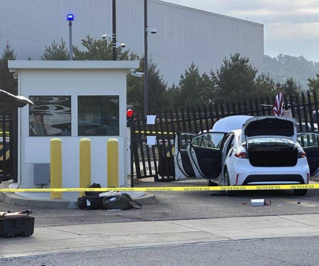 Conductor estrella su coche a la entrada del FBI en Pittsburgh; hay un detenido Conductor estrella su coche a la entrada del FBI en Pittsburgh; hay un detenido