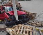 Sufre fuertes lesiones al chocar contra poste