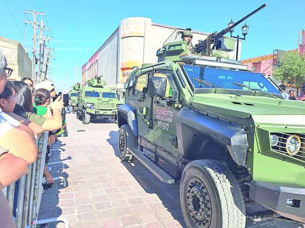Emotivo desfile c&iacute;vico-militar en Reynosa